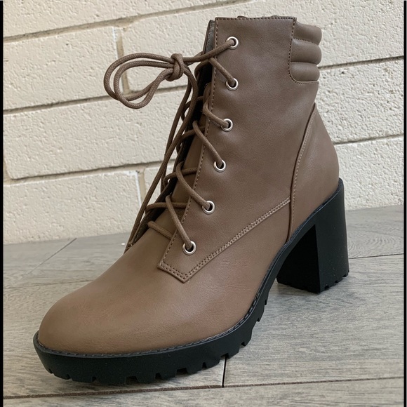 Shoes - Size 9 Beige lace up combat lug boot (ranger21)